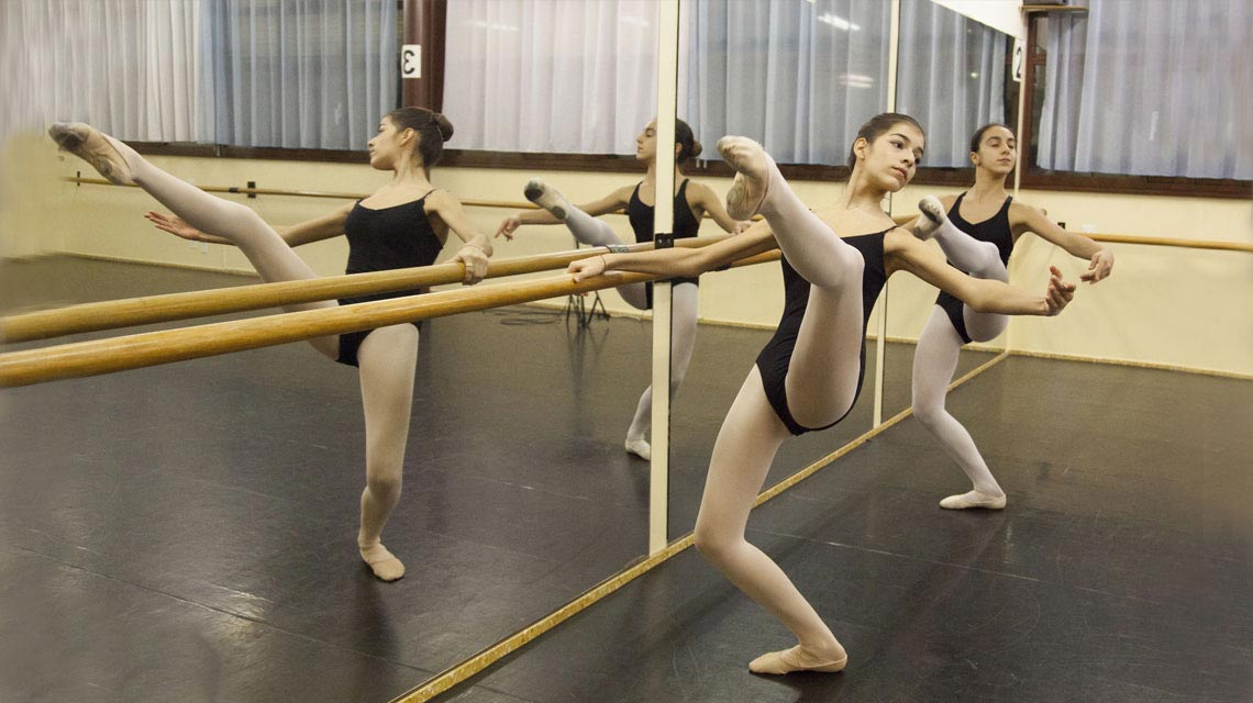 Alcune ballerine durante una lezione presso il CSD Mendrisio