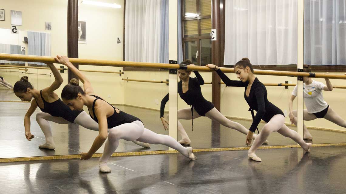 Alcune ballerine durante una lezione presso il CSD Mendrisio